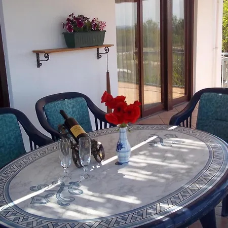 Semesterbostad In Mit Terrasse Und Garten By Interhome